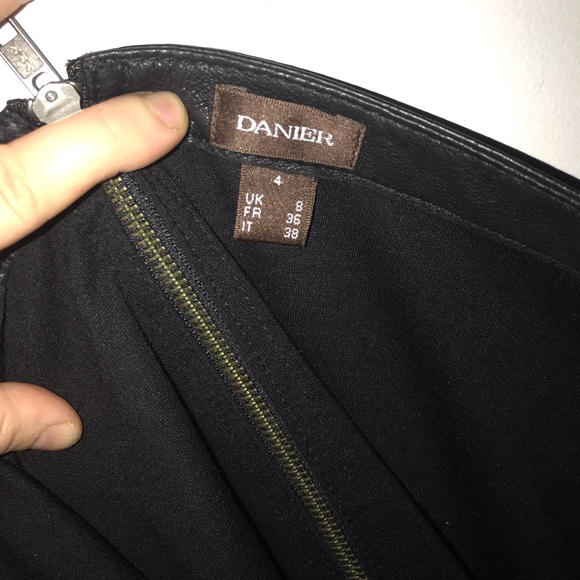 Summer blow out $20! Danier genuine leather skirt size 4 - Picture 4 of 7